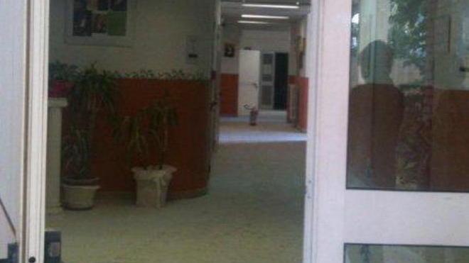 Vandali al liceo, la scuola resta chiusa