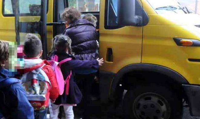 Si dimenticano la bambina sul bus 