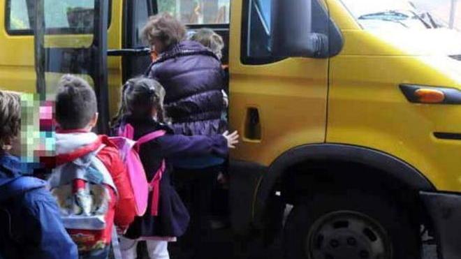 Si dimenticano la bambina sul bus