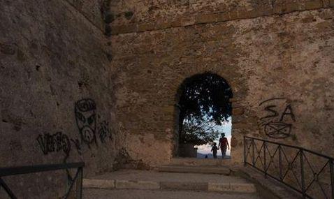 Imbrattano le antiche mura con disegni fatti con lo spray