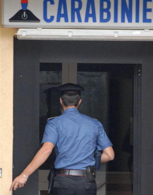 Distraggono anziana e portano via la cassaforte e i soldi 