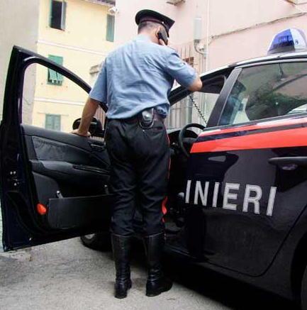 Lasciano il figlio di 5 anni solo in casa 