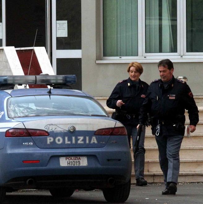 Tenta di sfondare una vetrina 
