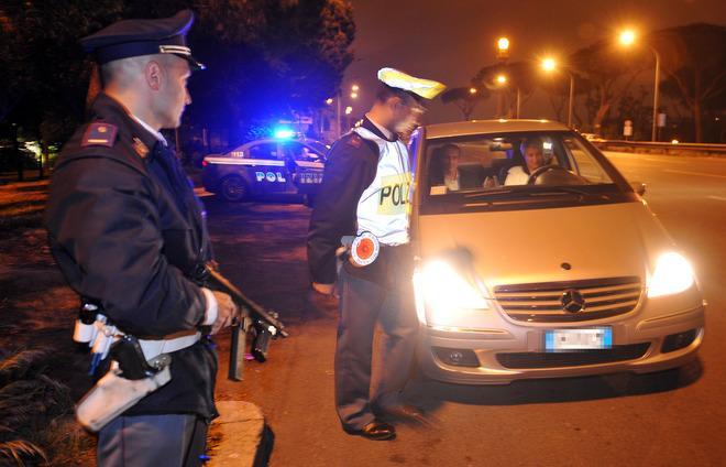 Cade dalla bici, evitato da un’auto per un soffio 