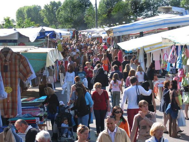 Al mercato proteste contro i venditori abusivi 