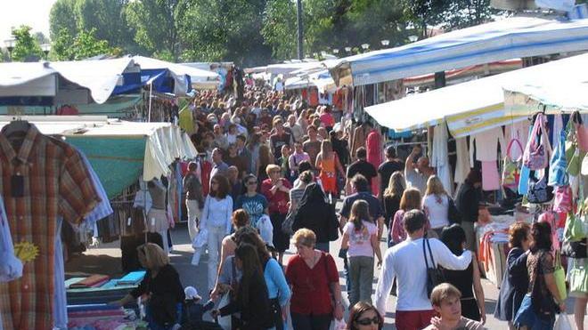 Al mercato proteste contro i venditori abusivi