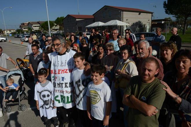Bambini e genitori in marcia contro l’antenna della telefonia 