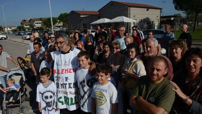 Bambini e genitori in marcia contro l’antenna della telefonia