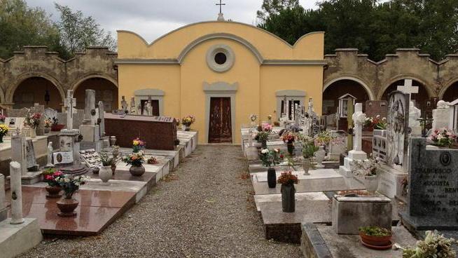 Le cappelle del cimitero “rubano” spazio alle tombe