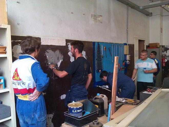 Colletta per finire i lavori degli studenti imbianchini 