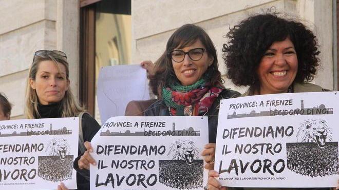 Provincia, cartelli e striscioni «Difendiamo il nostro lavoro»
