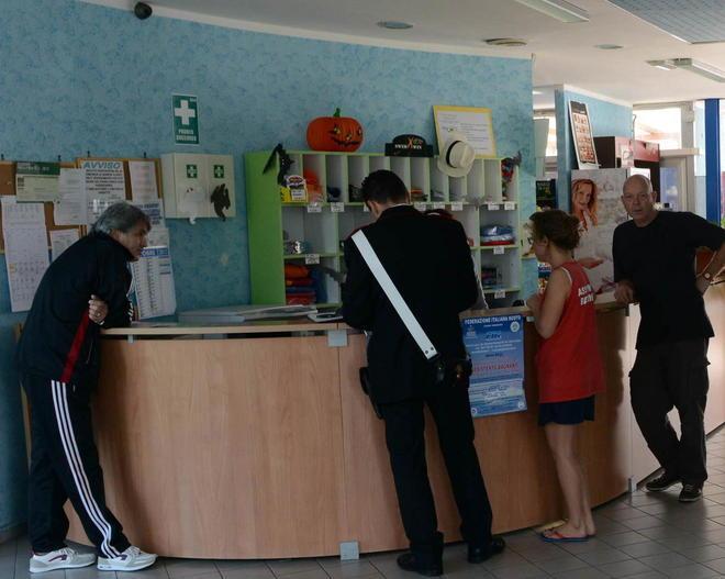 Dramma in piscina, muore mentre nuota 
