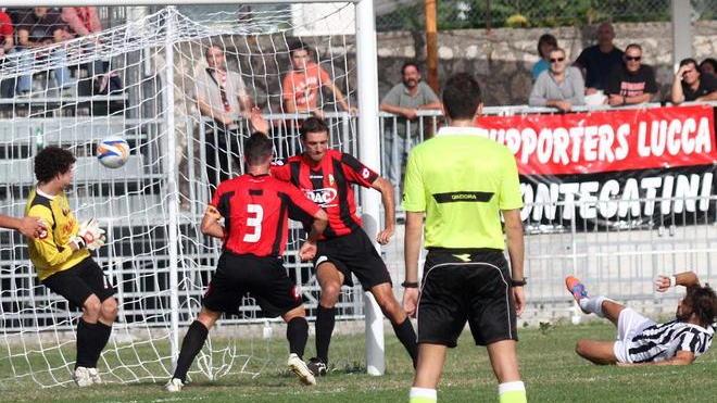 Primo ko della Lucchese in campionato. Vince la Massese, ma i rossoneri restano in testa