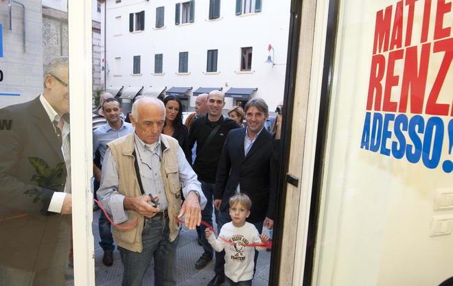 I renziani battezzano la sede in centro 