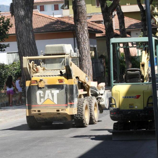 Marciapiedi in via Cadorna, contestati all’impresa i ritardi nello svolgere i lavori 
