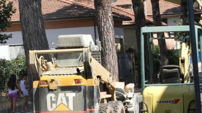 Marciapiedi in via Cadorna, contestati all’impresa i ritardi nello svolgere i lavori