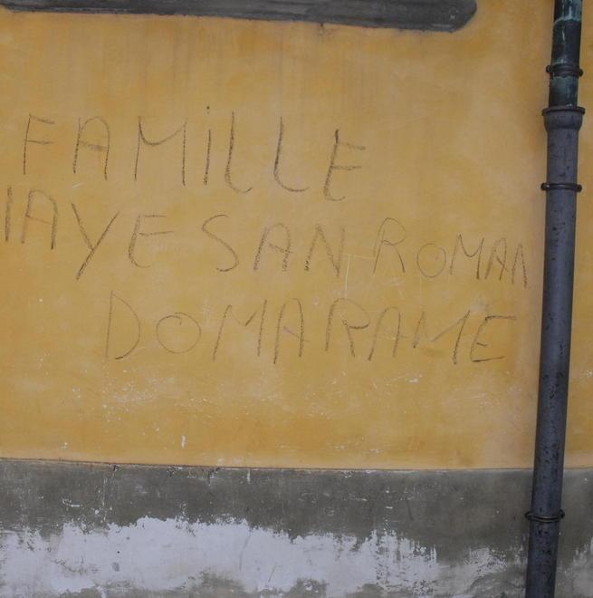 Vandali di notte imbrattano il muro del municipio