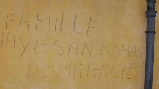 Vandali di notte imbrattano il muro del municipio