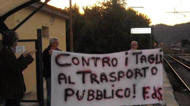 Partiti in campo contro la chiusura della stazione