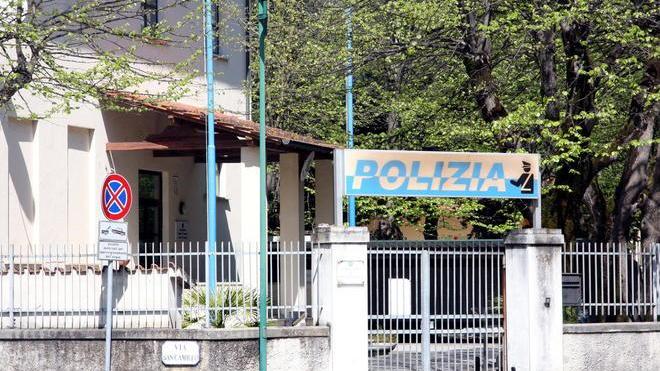 Spaccia coca al palasport: giovane donna in manette