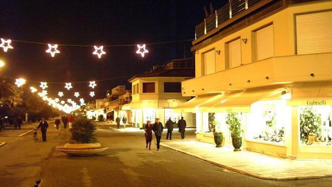 Natale, solo 7mila euro per le luci