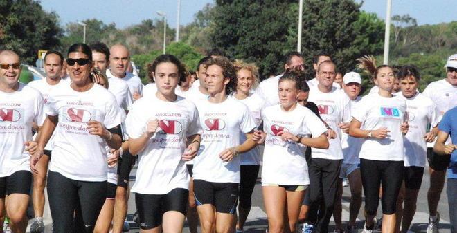 In duecento alla corsa contro il tumore al seno 