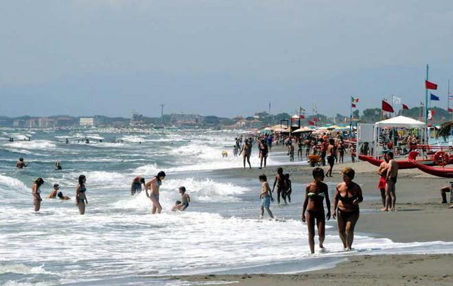 «Infettati per colpa del mare sporco» Una turista accusa 