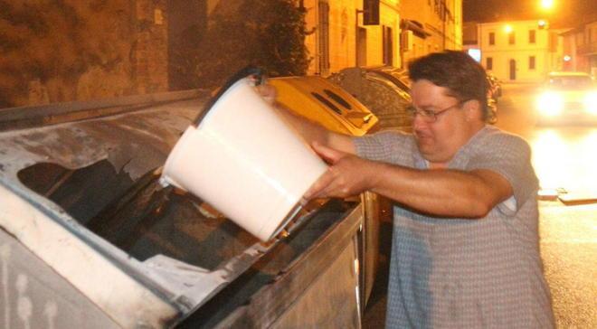 I cittadini spengono i roghi di cassonetti