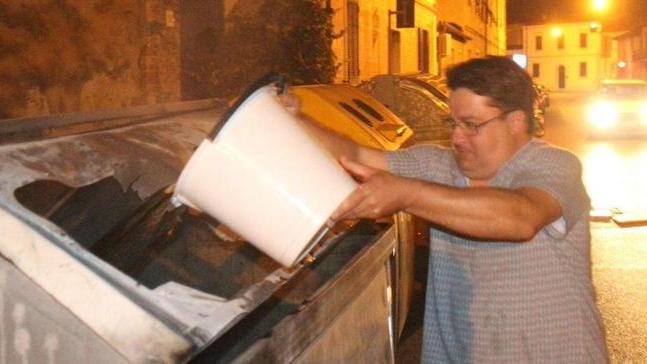 I cittadini spengono i roghi di cassonetti