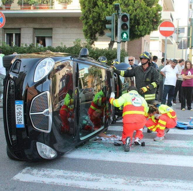 Resta prigioniera dentro l’auto ribaltata sul fianco