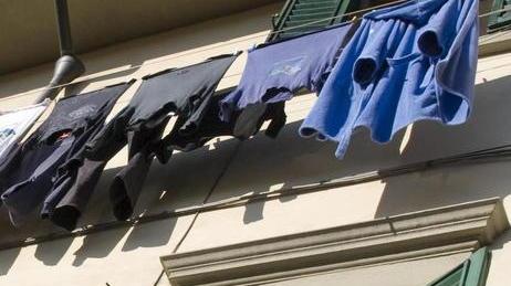 Panni stesi dai balconi: anche così si rovina il centro storico