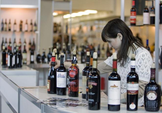 Ruba brandy e whiskey nel supermercato, denunciato 