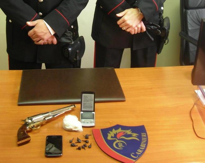 Arrestato giovane pratese trovato con droga e una pistola 