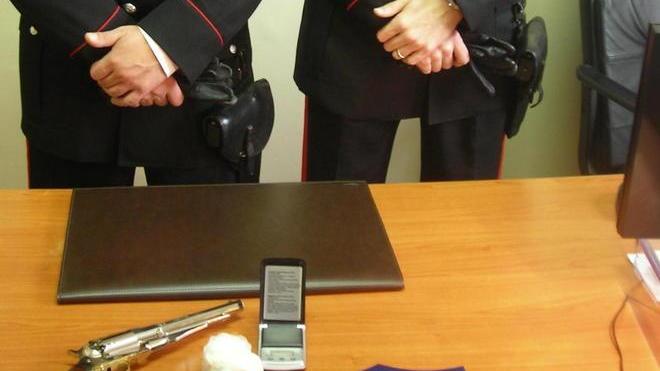 Arrestato giovane pratese trovato con droga e una pistola