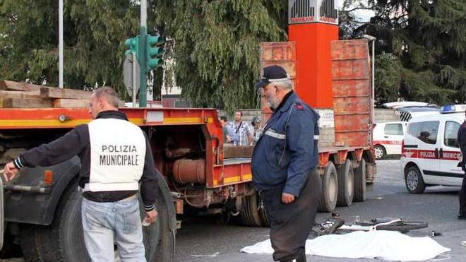 Scontro tra bici e tir, muore un sessantenne