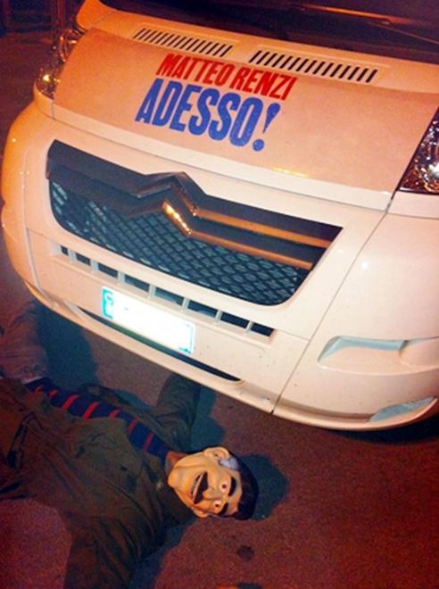 Rivendicata la foto del finto D’Alema “investito” dal camper di Renzi 