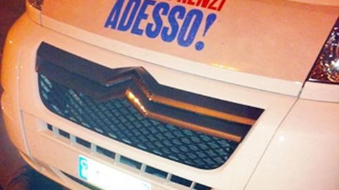 Rivendicata la foto del finto D’Alema “investito” dal camper di Renzi