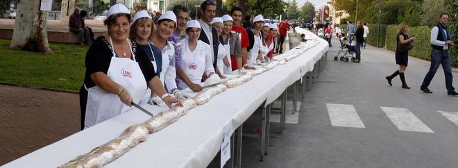 Divorato in piazza maxi-panino 