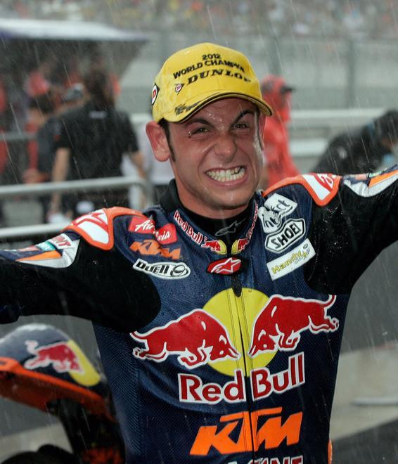 Pedrosa vince nel diluvio e nel caos 