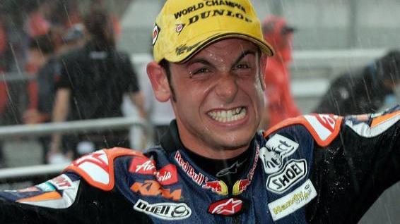 Pedrosa vince nel diluvio e nel caos