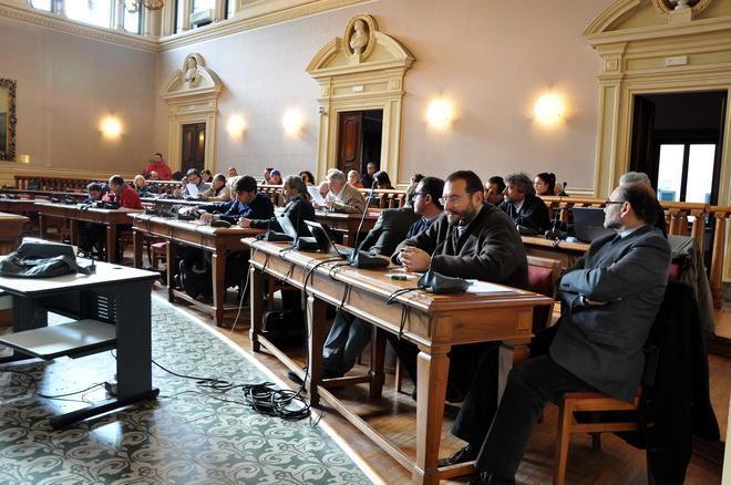 Consiglio comunale interrotto due volte per le proteste 