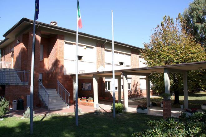 Vandali al liceo, gli studenti protestano dal sindaco 