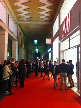Folla per l'inaugurazione di H&amp;M 