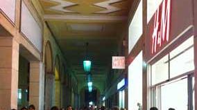Folla per l'inaugurazione di H&M