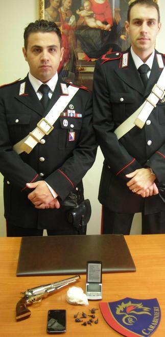 Giovane trovato con droga e con una pistola Remington 