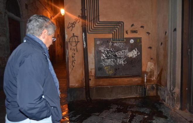E fuori scorre la birra venduta dagli abusivi 