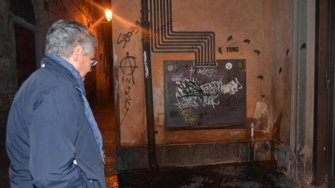 E fuori scorre la birra venduta dagli abusivi