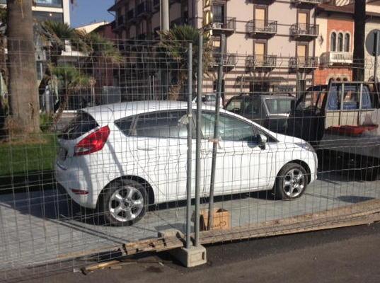 Auto in sosta “privilegiata” sulla nuova pavimentazione