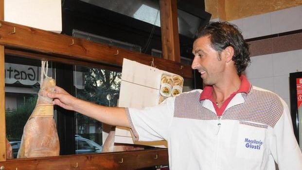 Ladro contorsionista nel negozio