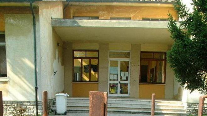 Atti vandalici alla primaria di S. Angelo Svuotati gli estintori,scritte contro Monti